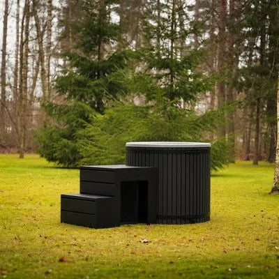Aiste Eisbadewanne Classic im Garten als Outdoor Eisbadewanne mit schwarzer Holzoptik
