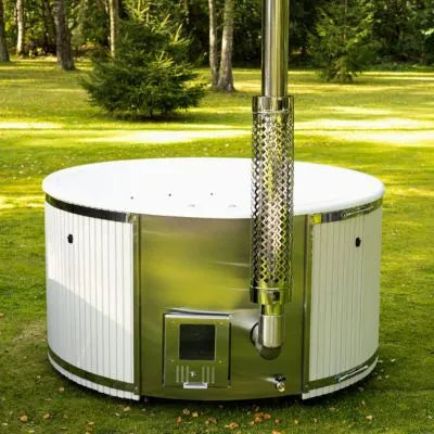 Modernes Badefass Whirlpool mit integrierter Heizung im Gartenbereich