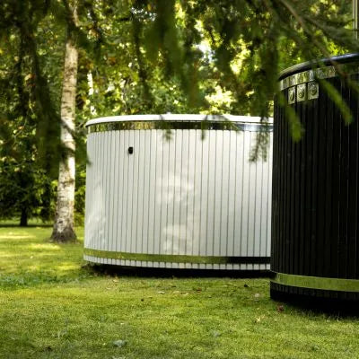 Benas Ex Badefass Whirlpool im Garten mit moderner Holzverkleidung und elegantem Design
