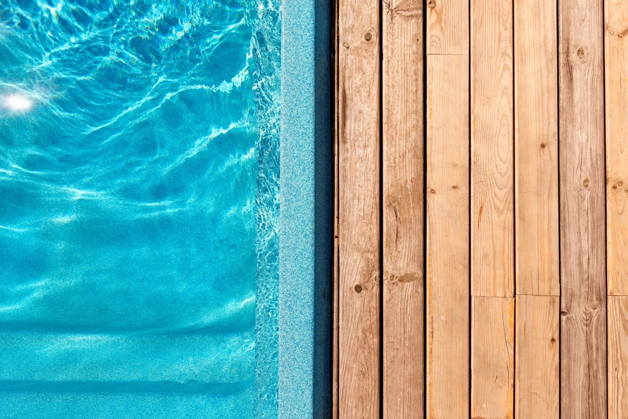 Moderner pool mit holzdeck, ideal für swim spas pools oder als Ergänzung zu sauna auf balkon, gartensauna klein oder saunahaus mit whirlpool.