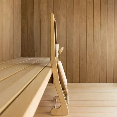 Halu Sauna Rückenlehne hoch in Seitenansicht neben einer Saunabank