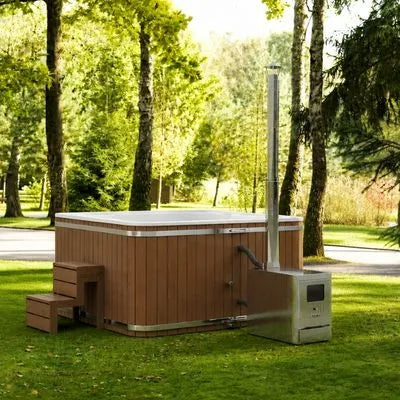 Lukas Ex Outdoor Whirlpool mit externer Heizung für bis zu 8 Personen im modernen Gartenbereich