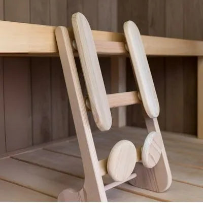 Niedrige Sauna Rückenlehne Halu aus Holz auf einer Saunabank