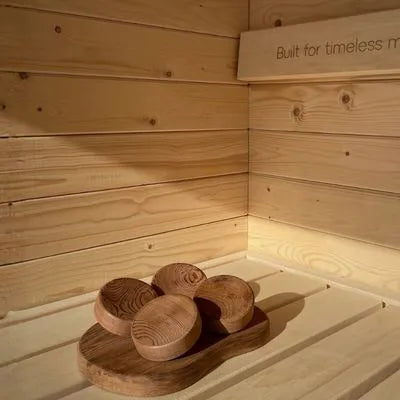 Sauna Kopfstütze aus Red Cedar auf einer Saunabank für entspannte Liegepositionen