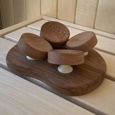 Sauna Kopfstütze aus Red Cedar auf heller Saunabank mit runden Auflageflächen
