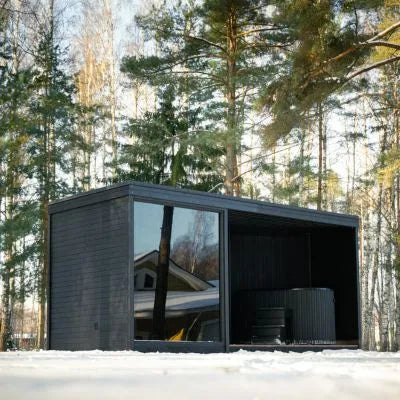 Tauras Grand Sauna mit Whirlpool in Ebony in winterlicher Außenansicht