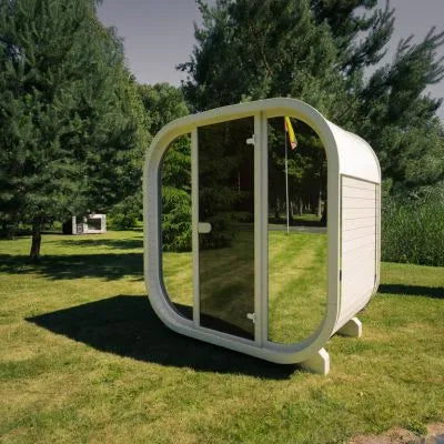 Ula Mini Sauna beige für zwei Personen auf einer grünen Terrasse